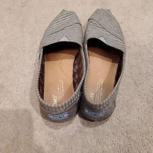 Toms slip on